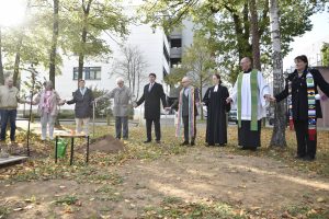 Ökumenische Klinikseelsorge am Universitätsklinikum Bonn (UKB) pflanzt einen Apfelbaum an der Klinikkirche