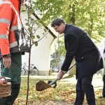 Ökumenische Klinikseelsorge am Universitätsklinikum Bonn (UKB) pflanzt einen Apfelbaum an der Klinikkirche