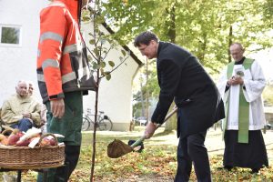 Ökumenische Klinikseelsorge am Universitätsklinikum Bonn (UKB) pflanzt einen Apfelbaum an der Klinikkirche