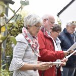 Gruppe singt mit Liedblättern in den Händen