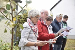 Gruppe singt mit Liedblättern in den Händen