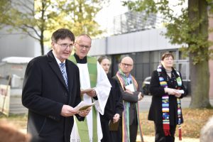 Ökumenische Klinikseelsorge am Universitätsklinikum Bonn (UKB) pflanzt einen Apfelbaum an der Klinikkirche