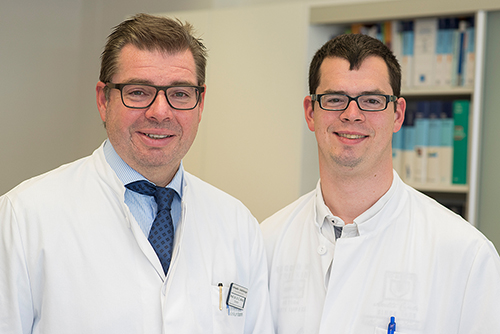 Prof. Dr. Dieter C. Wirtz, Direktor Klinik für Orthopädie und Unfallchirurgie am Universitätsklinikum Bonn und Dr. Thomas Randau, Facharzt an der Bonner Universitäts-Klinik für Orthopädie und Unfallchirurgie