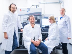 Prof. Dr. Irmgard Förster (rechts) mit Günter Mayer (links) und Team