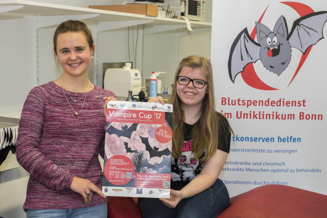 Zwei Studierende mit Plakat zum VampireCup 2017