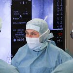 Große Sicherheit dank dreidimensionaler Bilder aufgespielt auf große Monitore - Gefäßchirurgin Frauke Verrel