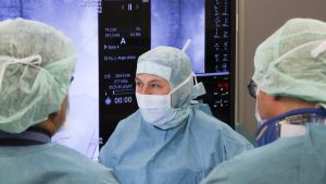 Große Sicherheit dank dreidimensionaler Bilder aufgespielt auf große Monitore - Gefäßchirurgin Frauke Verrel