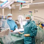 Gefäßchirurgin Dr. Frauke Verrel (re) freut sich mit ihren Kollegen dem Radiologen Dr. Karsten Wolter (3. V. li) und dem Gefäßchirurgen Dr. Andreas Block (Mi) über den gelungen Eingriff