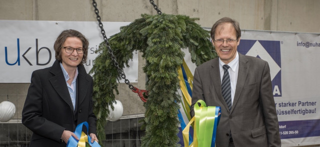 Prof. Holzgreve und NRW-Bauministerin Ina Scharrenbach