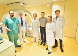 Radiologe PD Dr. Claus Christian Pieper, Direktor der Radiologie Prof. Hans Schild, Neurochirurg Dr. Valeri Borger, stellv. Direktor der Neurologie Prof. Ulrich Wüllner, Assistenzärztin in der Neurologie Veronika Purrer und Prof. Henning Boecker, Leiter der Klinischen Funktionellen Neurobildgebung