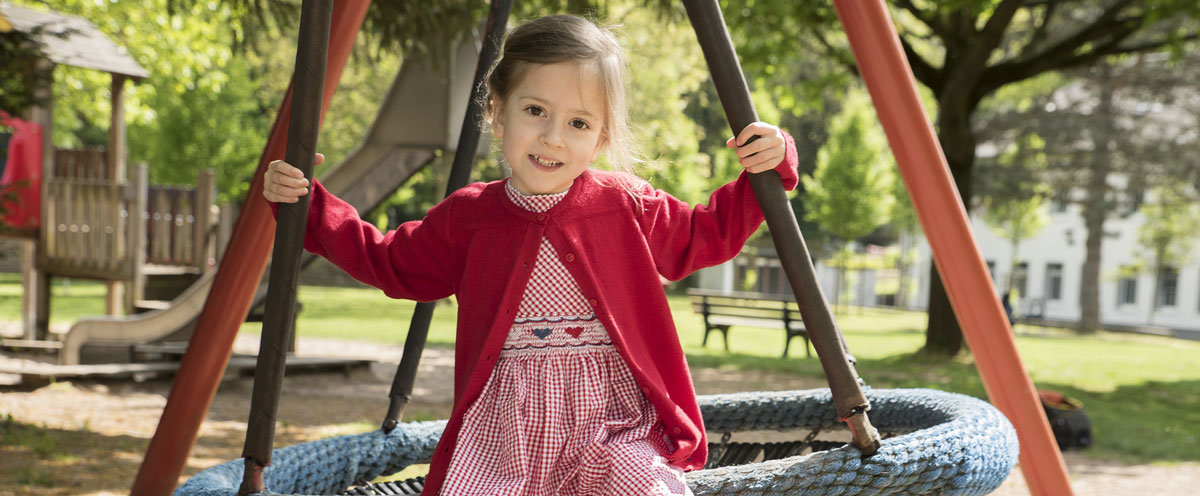 Lisa im Garten der Kinderklinik des Uni-Klinikums Bonn