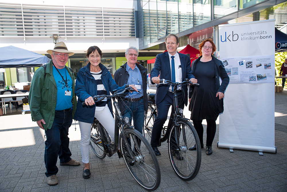 Hans Peter Bürkner, Mobilitätsmanager am UKB, Gabriele Klingmüller, Stadtverordnete für den Wahlkreis Ippendorf/Venusberg und Bürgermeisterin der Stadt Bonn, Johannes Frech, Sprecher der Initiative Seilbahn für Bonn, Prof. Wolfgang Holzgreve, Ärztlicher Direktor und Vorstandsvorsitzender am UKB, Heike Rech, Leiterin Geschäftsbereich Facility Management am UKB