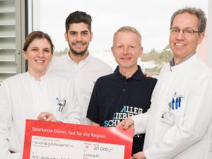 Bruno Schmidt übergibt großzügige Spende an Dr. Xenia Kobeleva , Doktorand Maher Zoubi