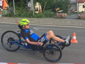 Mann auf Liegendrad
