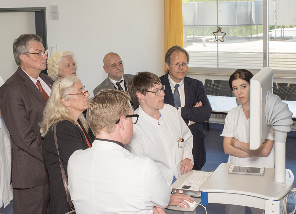 NRW-Wissenschaftsministerin Pfeiffer-Poensgen zu Besuch beim Universitätsklinikum Bonn