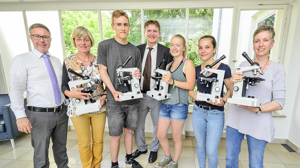 Eine Delegation von Biologieschülerinnen und -schülern und Lehrerinnen der Freien Waldorschule Bonn ließ es sich nicht nehmen, fünf der 32 Mikroskope selbst auf dem Venusberg abzuholen