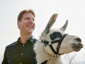 Dr. Florian Schmidt vom Institut für Angeborene Immunität der Universität Bonn mit einem Lama