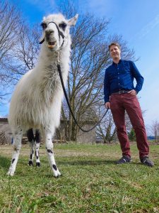 Dr. Florian Schmidt vom Institut für Angeborene Immunität der Universität Bonn mit einem Lama