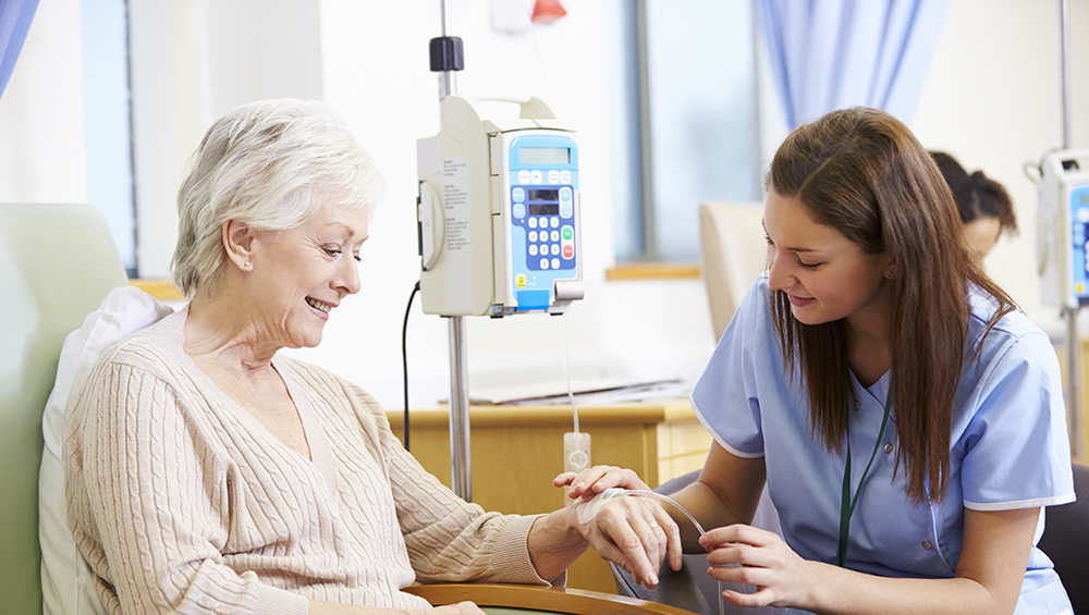 Pflegerin verabreicht älterer Patientin Chemotherapie