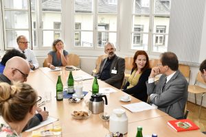 Katja Dörner, MDB, Stellvertretende Fraktionsvorsitzende der Grünen im Bundestag und Sprecherin für Kinder- und Familienpolitik zu einem informellen Besuch bei der Kinderschutzgruppe des Universitätsklinikums Bonn am 14.08.2018. Anwesend u.a. Prof. Dr. Dr. h.c. mult. Wolfgang Holzgreve, MBA, Ärztlicher Direktor und Vorstandsvorsitzender, Prof. Dr. med. Rainer Ganschow und Jürgen Freiberg, Kinderklinik/KinderSchutzGruppe.