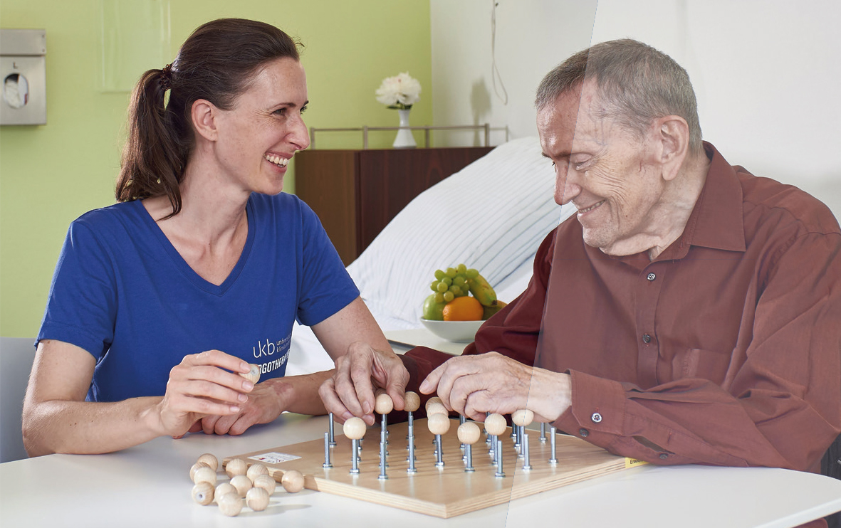 Ergotherapeutin in Therapiesituation mit älterem Patienten