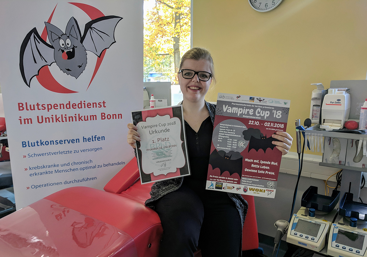 Studentin mit Poster zum Vampire Cup 2018