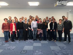 Kick-off-Meeting des DFG-Schwerpunktprogramms 2127 - „Gen- und zellbasierte Therapien für die Behandlung neuroretinaler Degeneration“ am Frankfurter Flughafen. Koordinator und Sprecher des SPP ist Prof. Dr. Dr. Knut Stieger (r.), Koordinatorin Prof. Dr. Birgit Lorenz (3.v.r.). © Foto: B. Lorenz