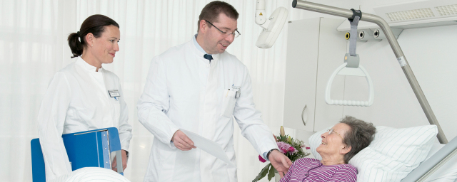 Prof. Dr. Dieter Christian Wirtz und eine Ärztin am Patientenbett