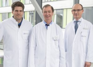 Prof. Dr. Michael Hölzel, Direktor des Instituts für Experimentelle Onkologie, Prof. Dr. med. Ingo Schmidt-Wolf, Direktor der Abteilung für Integrierte Onkologie, und Prof. Dr. Peter Brossart, Direktor und Vorstandsvorsitzender des CIO Bonn