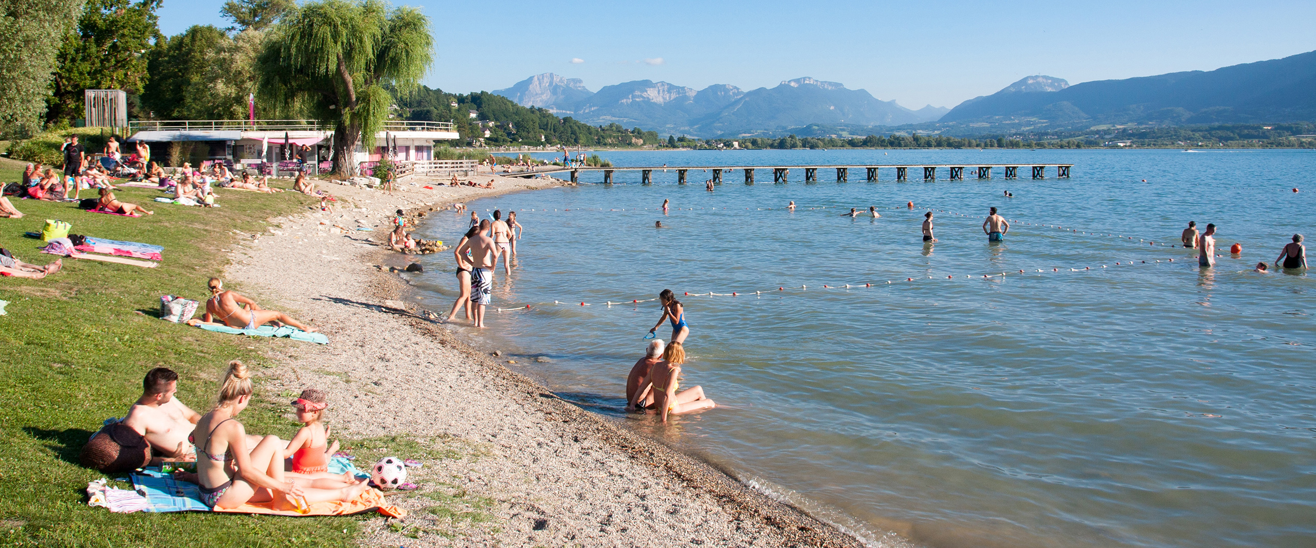 Gut besuchter Badesee vor Bergen