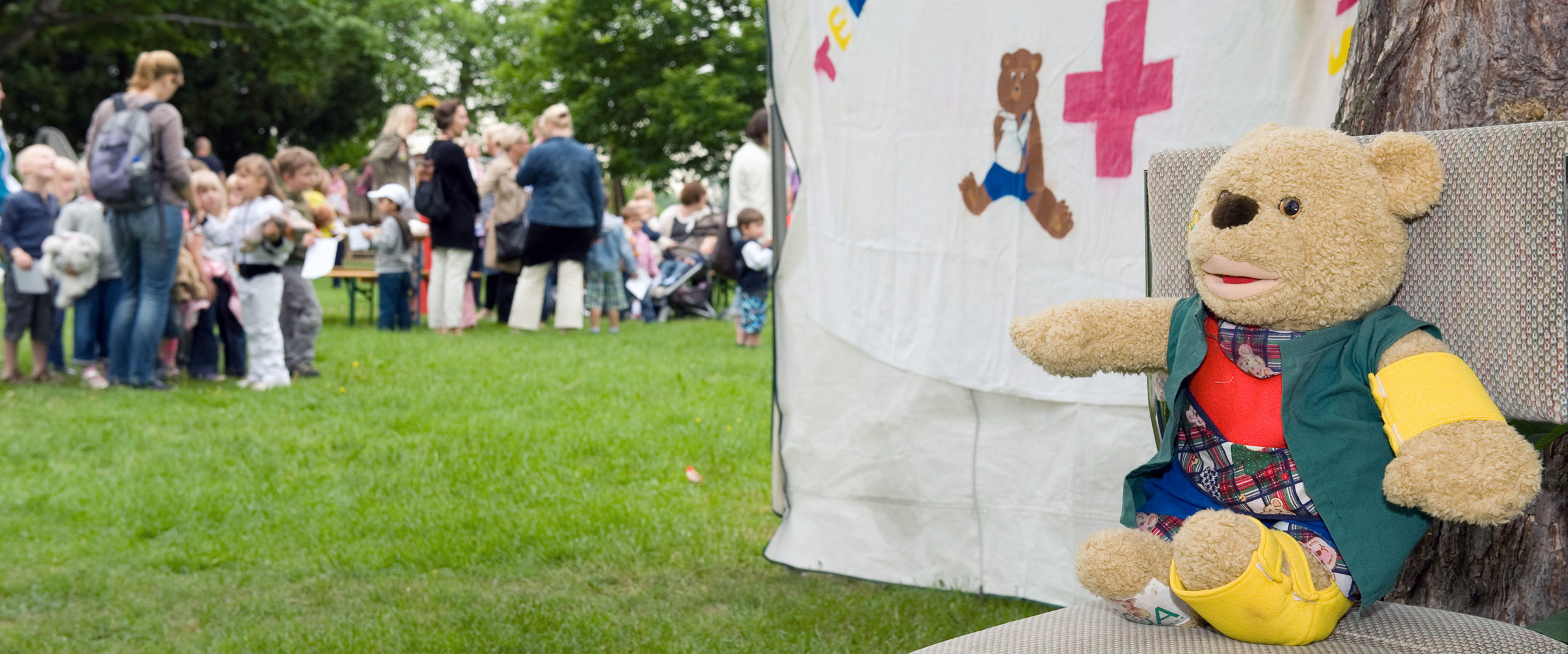 Teddyklinik: Teddybär vor Gruppe von Kindern