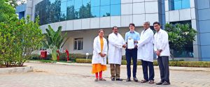 Dr. Maximilian Wintergerst (Mitte) präsentiert zusammen mit den Kollaborationspartnern des Sankara Eye Hospital in Bangalore Dr. Kaushik Murali (2. v. li), Dr. Mahesh Shanmugam (2. v. re), Dr. Divyansh Mishra (1. v. re) und Dr. Payal Shah (1. v. li) den Fördervertrag