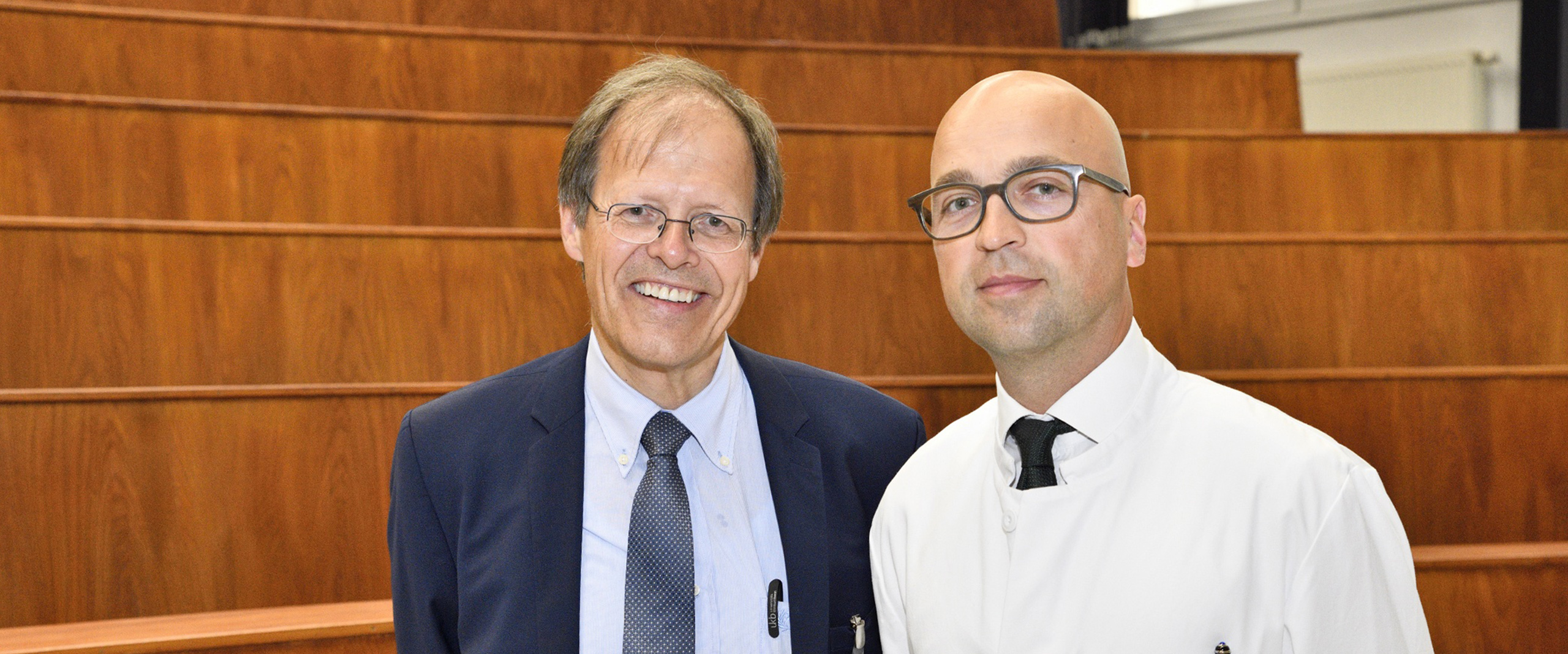 Prof. Wolfgang Holzgreve (li), Ärztlicher Direktor und Vorstandsvorsitzender des Universitätsklinikums Bonn, begrüßt Prof. Alexander Mustea, (re), neuer Direktor der Abteilung für Frauenheilkunde und Gynäkologische Onkologie am Universitätsklinikum Bonn, auf dem Venusberg-Campus