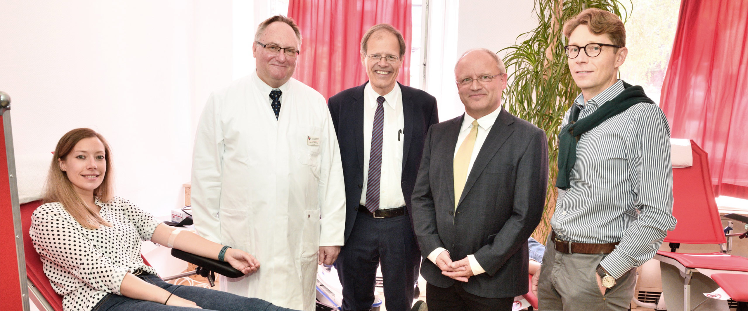 Annika Heuser, Blutspenderin, Prof. Johannes Oldenburg, Direktor des Instituts für Experimentelle Hämatologie und Transfusionsmedizin (IHT) am Universitätsklinikum Bonn (UKB), Prof. Wolfgang Holzgreve,Ärztlicher Direktor und Vorstandsvorsitzender am UKB, Jürgen Huber und Robert Anders, Studierendenwerk Bonn beim ersten Blutspendetermin in der "Mensa Nassestraße".