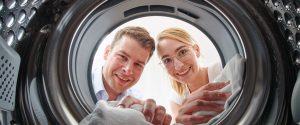 Dr. Dr. Ricarda Schmithausen und Dr. Daniel Exner aus der Trommel einer Waschmaschine heraus fortografiert