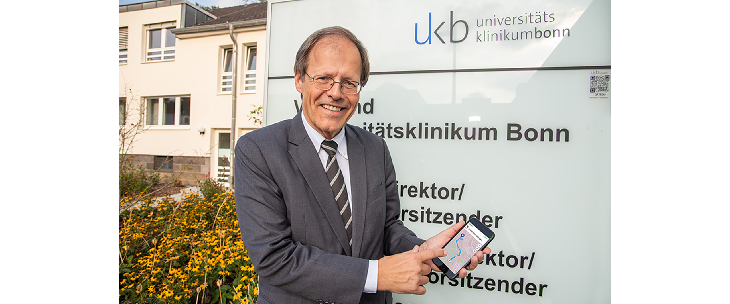 Prof. Wolfgang Holzgreve, Ärztlicher Direktor und Vorstandsvorsitzender am UKB, freut sich über die neue UKB-Navi-App