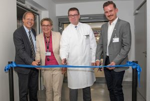 Oberarzt für Orthopädie und Unfallchirurgie am UKB Koroush Kabir bei der Visite auf Station Pauwels
