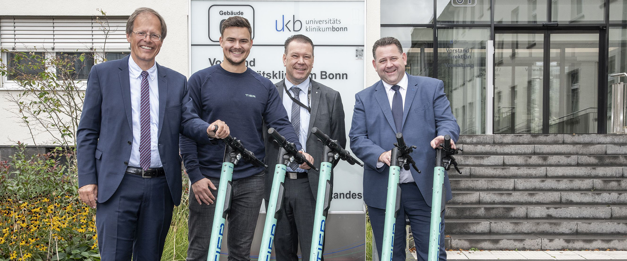 Prof. Wolfgang Holzgreve, Ärztlicher Direktor und Vorstandsvorsitzender des UKB, Jan-Meik Stegemann, Operations Manager Tier in Bonn, Peter Grell, Abteilungsleiter Technisches Facility Management/GB 6 Facility Management am UKB, Thorsten Sterl, Kommissarischer Kaufmännischer Direktor am UKB