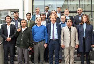 Delegation aus dem pakistanischen Gesundheitssektor, Vertreter der AOK International Consulting und der Gesellschaft für Internationale Zusammenarbeit (GIZ) zusammen mit Prof. Wolfgang Holzgreve, Ärztlicher Direktor und Vorstandsvorsitzender am UKB
