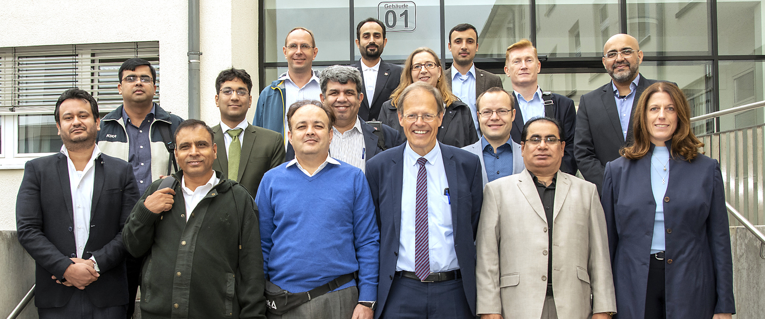 Delegation aus dem pakistanischen Gesundheitssektor, Vertreter der AOK International Consulting und der Gesellschaft für Internationale Zusammenarbeit (GIZ) zusammen mit Prof. Wolfgang Holzgreve, Ärztlicher Direktor und Vorstandsvorsitzender am UKB