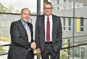 rof. Nicolas Wernert (re) übergibt das Zepter an seinem Nachfolger Prof. Bernd Weber (li)