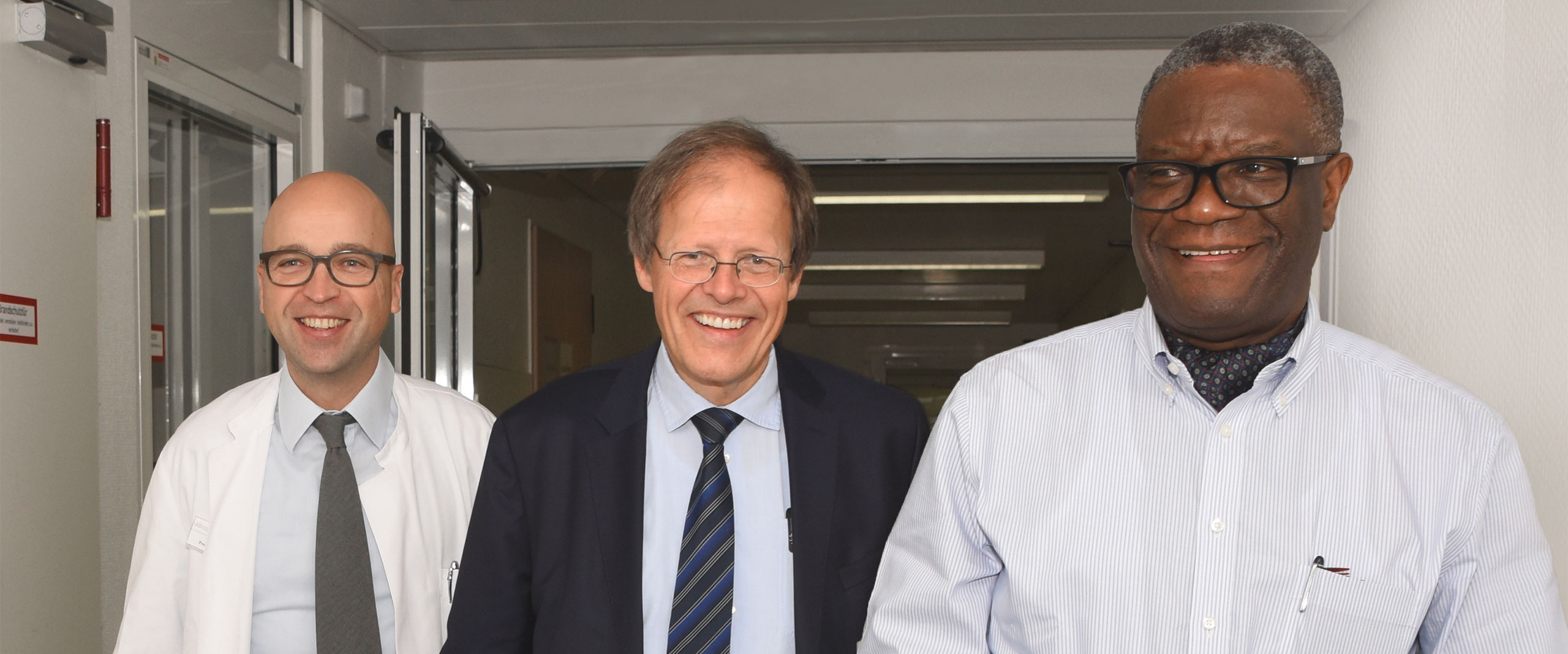 Prof. Alexander Mustea, Direktor der Gynäkologie am UKB, Prof. Wolfgang Holzgreve, Vorstandsvorsitzender des UKB, und Dr. Denis Mukwege, Friedensnobelpreisträger
