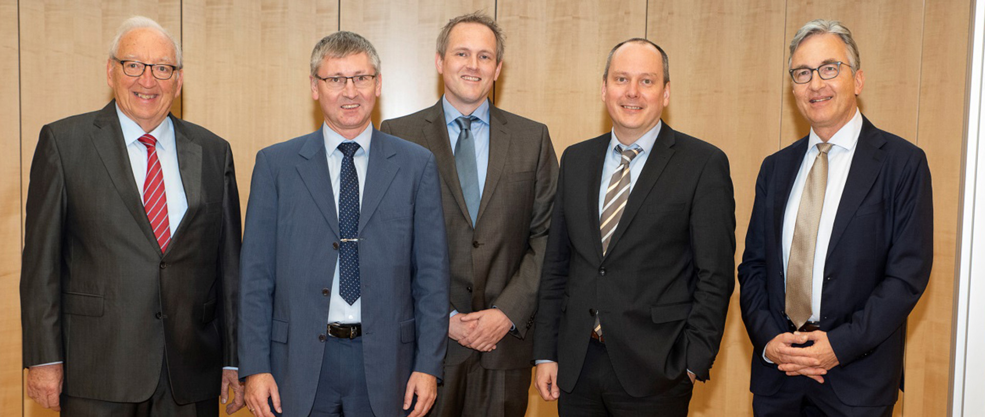 Prof. Eberhart Zrenner, Forschungsinstitut für Augenheilkunde Tübingen, Franz Badura, Vorsitzender der PRO RETINA Deutschland e.V., Prof. Volker Busskamp, Prof. Bernd Weber, Dekan der Medizinischen Fakultät der Universität Bonn, und Prof. Frank Holz, Direktor der Universitäts-Augenklinik Bonn.