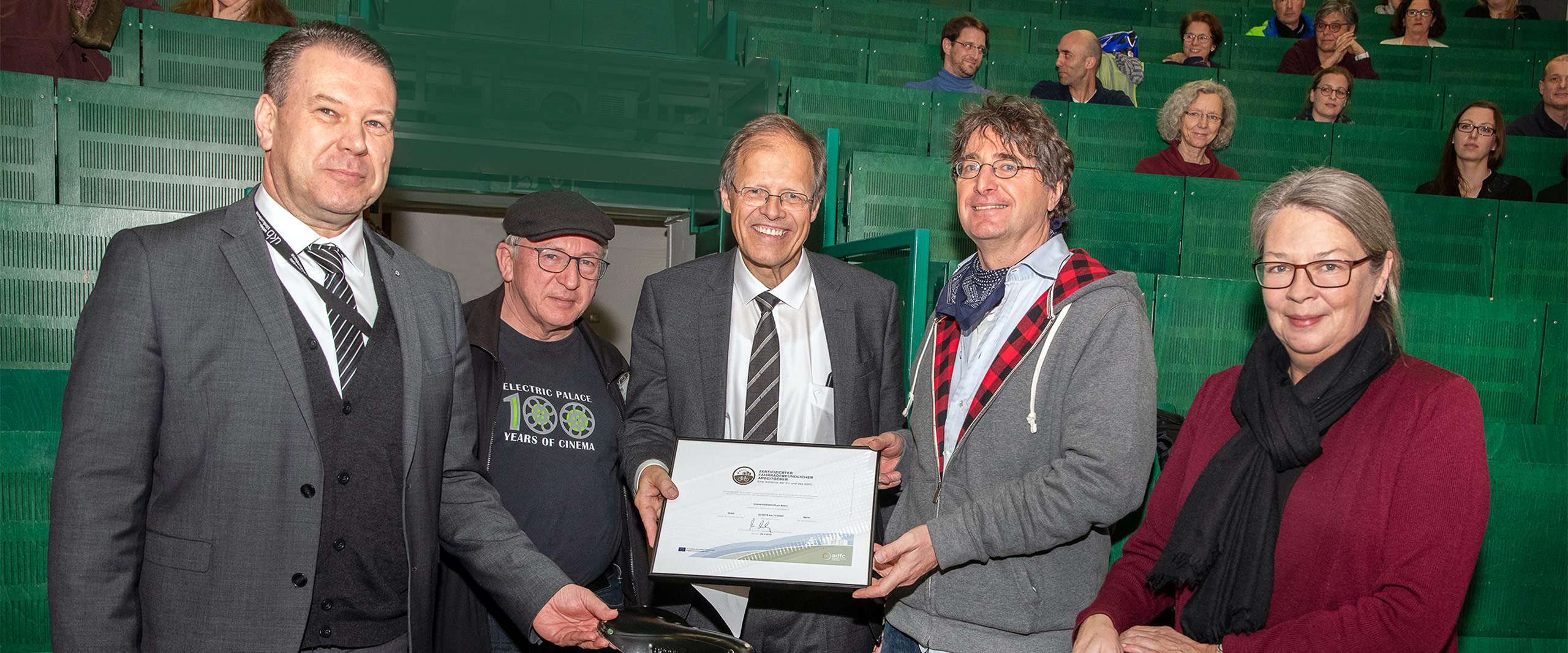 Peter Grell, Leiter Facility Management, Peter Bürkner, Mobilitätsmanager, Prof. Dr. Wolfgang Holzgreve, Vorstandsvorsitzender und Ärztlicher Direktor am UKB, Andreas K. Bittner, 1. Vorsitzender ADFC Münsterland und Ute-Andrea Ludwig, Pressesprecherin UKB