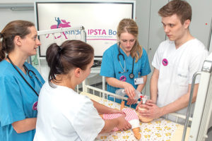 Simulationstraining zum Thema Kindernotfall und Reanimation.