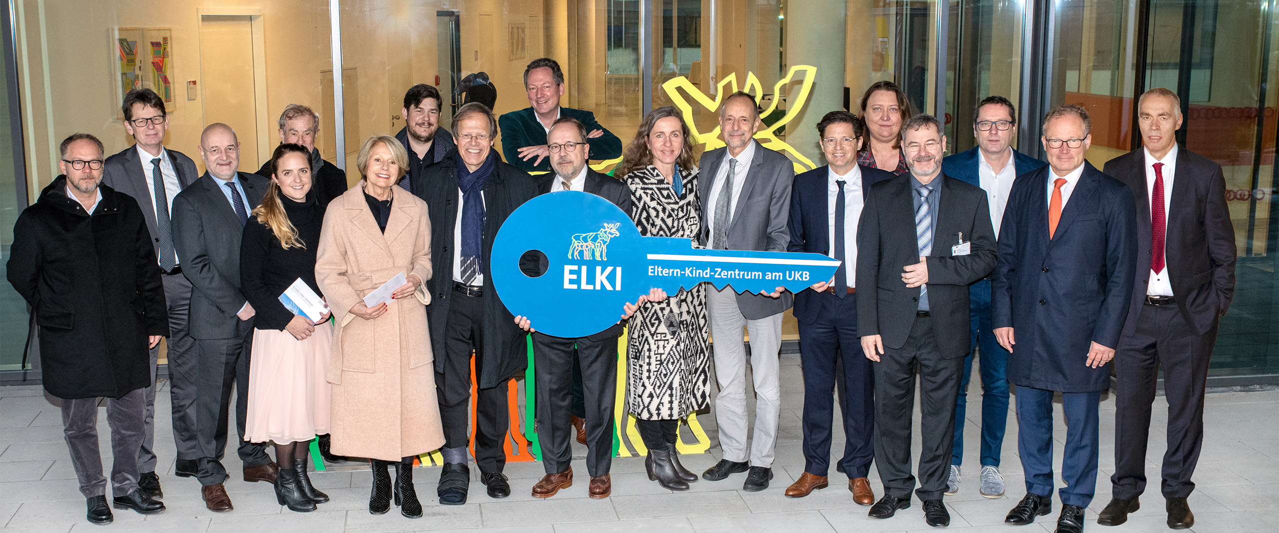 Schlüsselübergabe am Neubau des Eltern-Kind-Zentrums am UKB: Prof. Dr. Wolfgang Holzgreve mit den Direktoren des Eltern-Kind-Zentrums (ELKI), Moderator Dr. Eckart von Hirschhausen und weiteren Gästen und Förderern