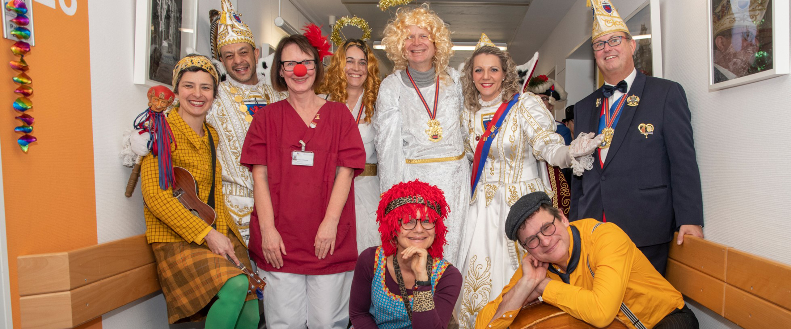 Das interdisziplinäre Team der Palliativstation Saunders am UKB um Prof. Lukas Radbruch (Bildmitte) freute sich über den Besuch von Richard I. und Katharina III.