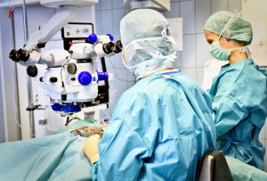 Prof. Frank Holz bei einem mikrochirurgischen Eingriff mit stereoskopischen Operationsmikroskop