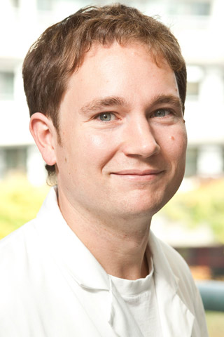 Privatdozent Dr. Jan Krönke ist Facharzt für Innere Medizin mit den Schwerpunkten Hämatologie und Onkologie am Universitätsklinikum Ulm. Darüber hinaus leitet er eine Emmy Noether-Nachwuchsgruppe.