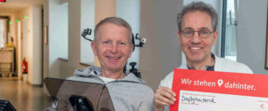 Bruno Schmidt übergibt bei einem Arztbesuch vor den strengen Kontaktregeln im Rahmen der Corona-Krise die großzügige Spende an Privatdozent Dr. Patrick Weydt